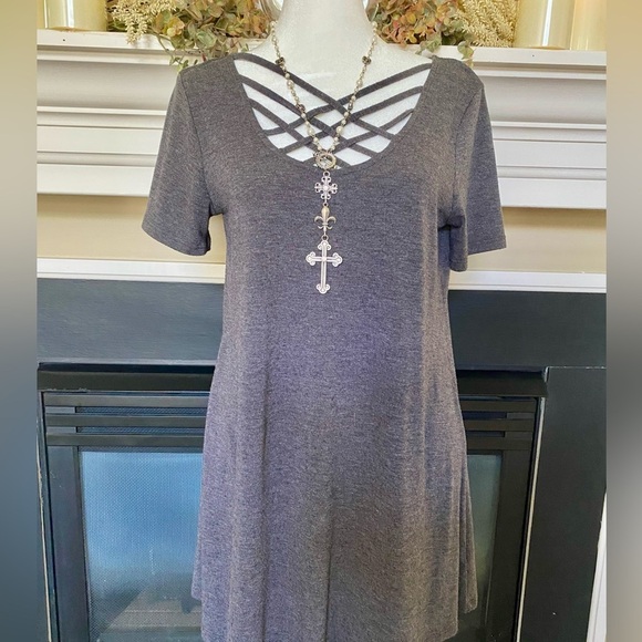 Short sleeve Caged Front Top - Picture 2 of 6